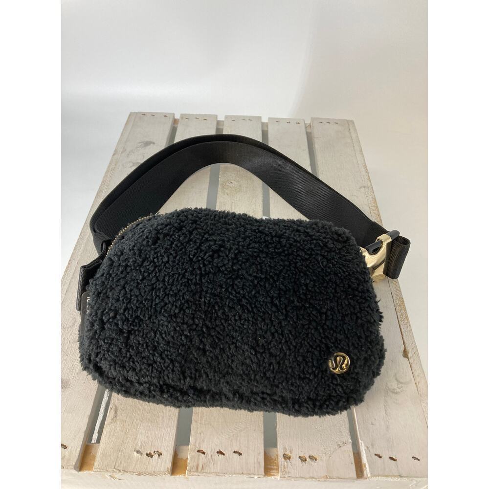 LULULEMON BLACK SHERPA GOLD METAL HARDWARE BELTBAG
